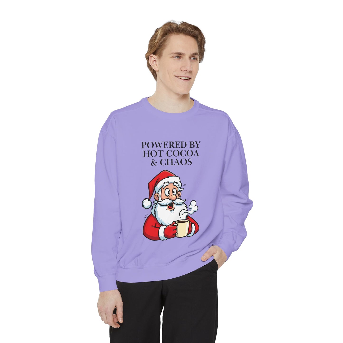Sudadera navideña con cuello redondo y taza de Papá Noel "Powered by Hot Cocoa &amp; Chaos"