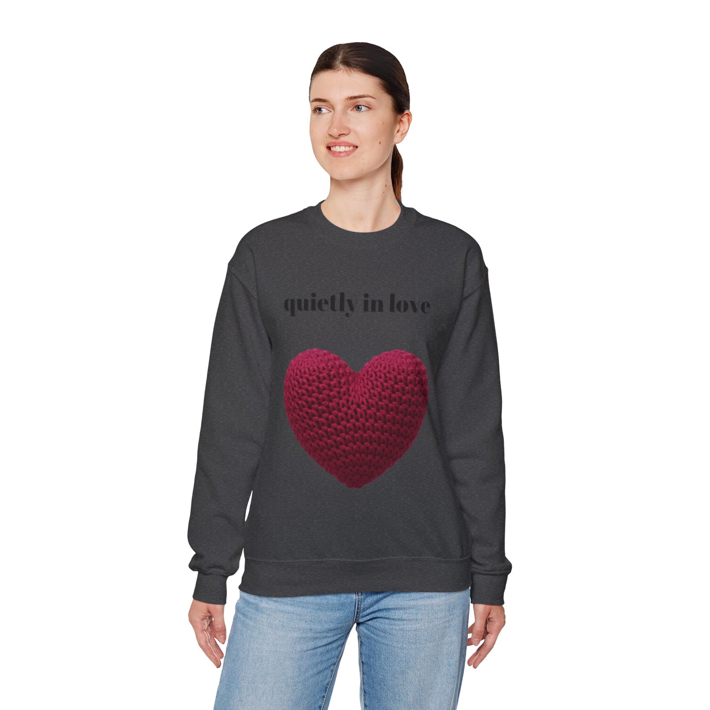 Sudadera de cuello redondo con corazón de San Valentín de Quietly in Love