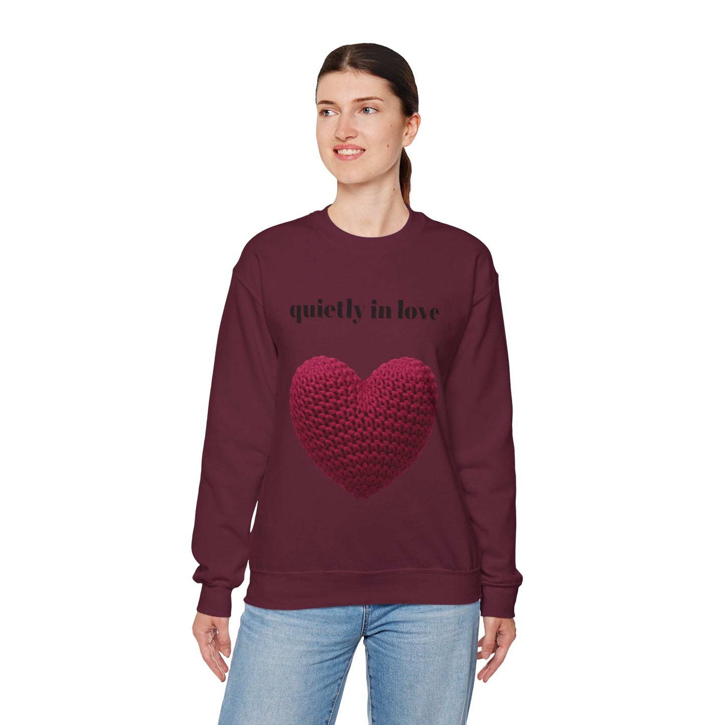 Sudadera de cuello redondo con corazón de San Valentín de Quietly in Love