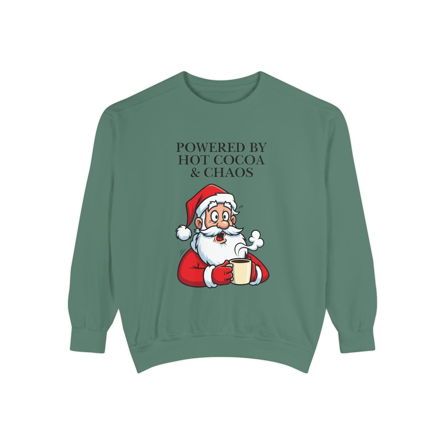 Sudadera navideña con cuello redondo y taza de Papá Noel "Powered by Hot Cocoa &amp; Chaos"