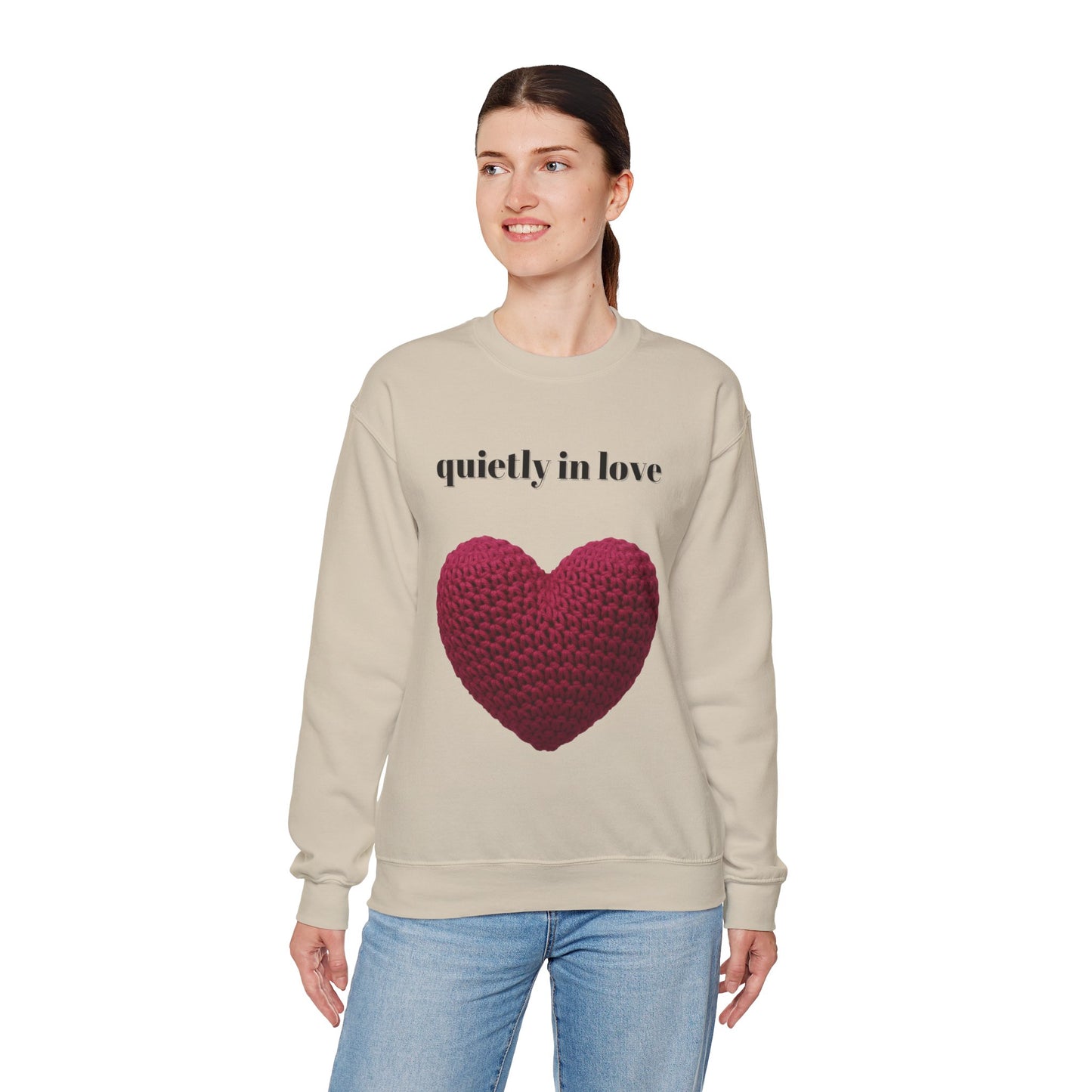 Sudadera de cuello redondo con corazón de San Valentín de Quietly in Love