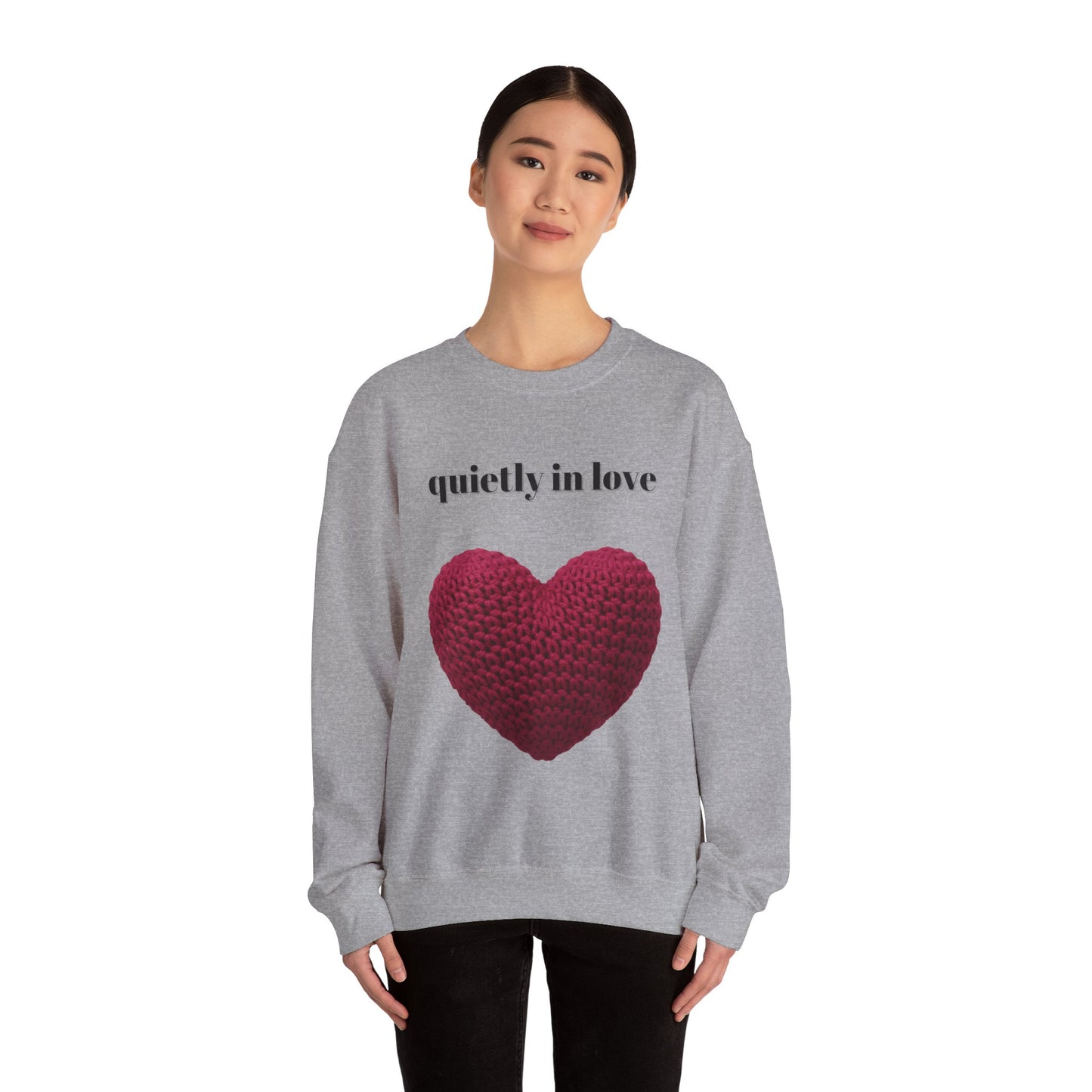 Sudadera de cuello redondo con corazón de San Valentín de Quietly in Love