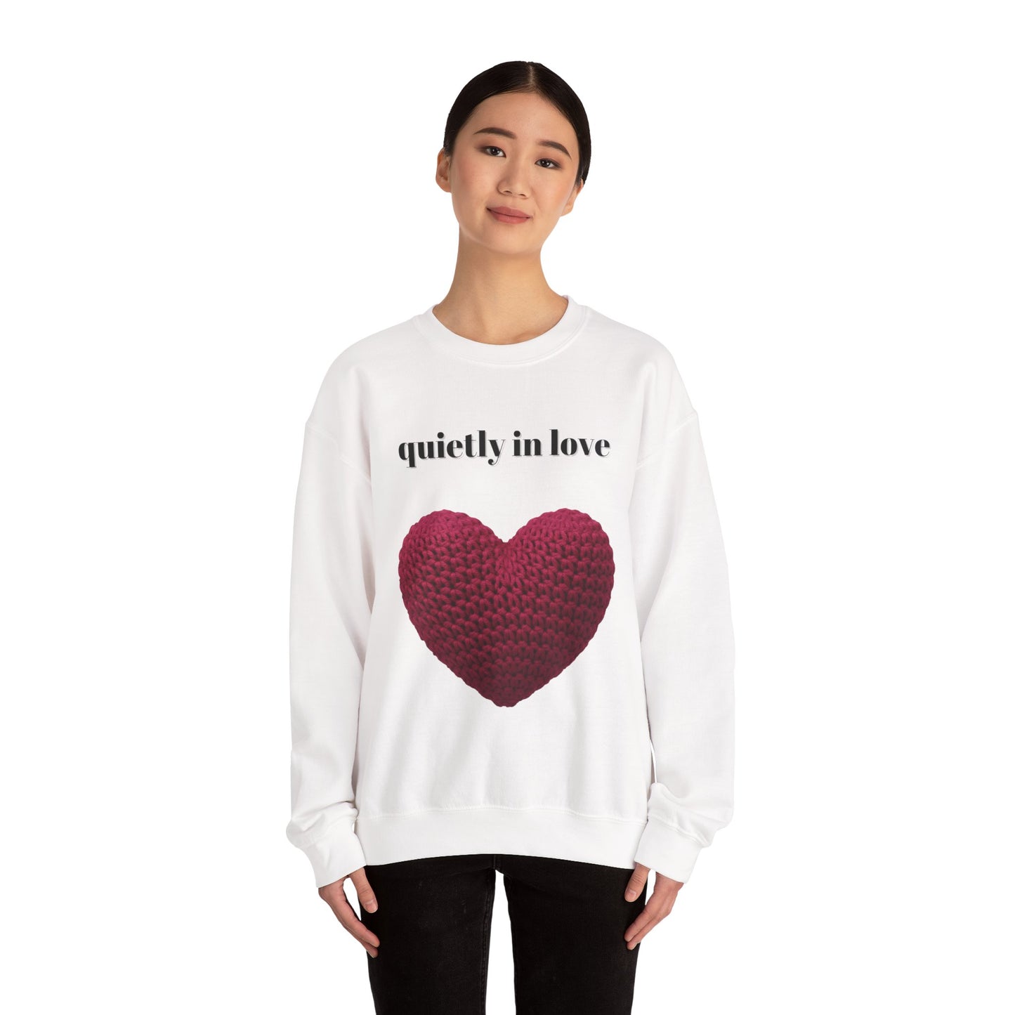 Sudadera de cuello redondo con corazón de San Valentín de Quietly in Love