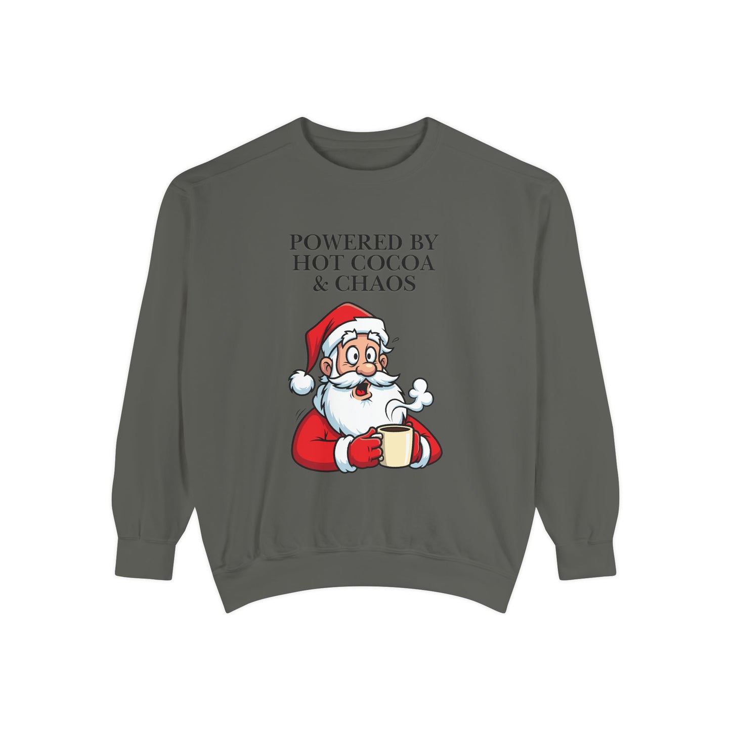 Sudadera navideña con cuello redondo y taza de Papá Noel "Powered by Hot Cocoa &amp; Chaos"