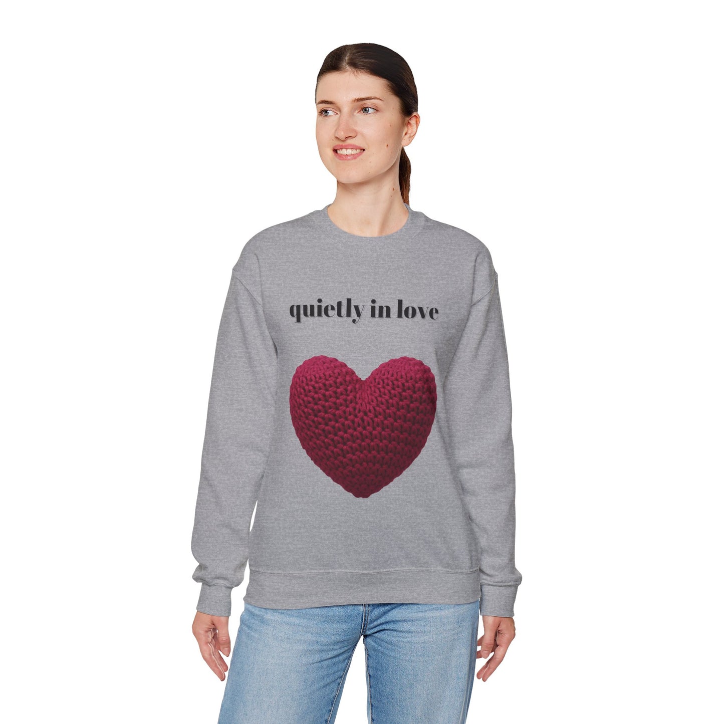 Sudadera de cuello redondo con corazón de San Valentín de Quietly in Love