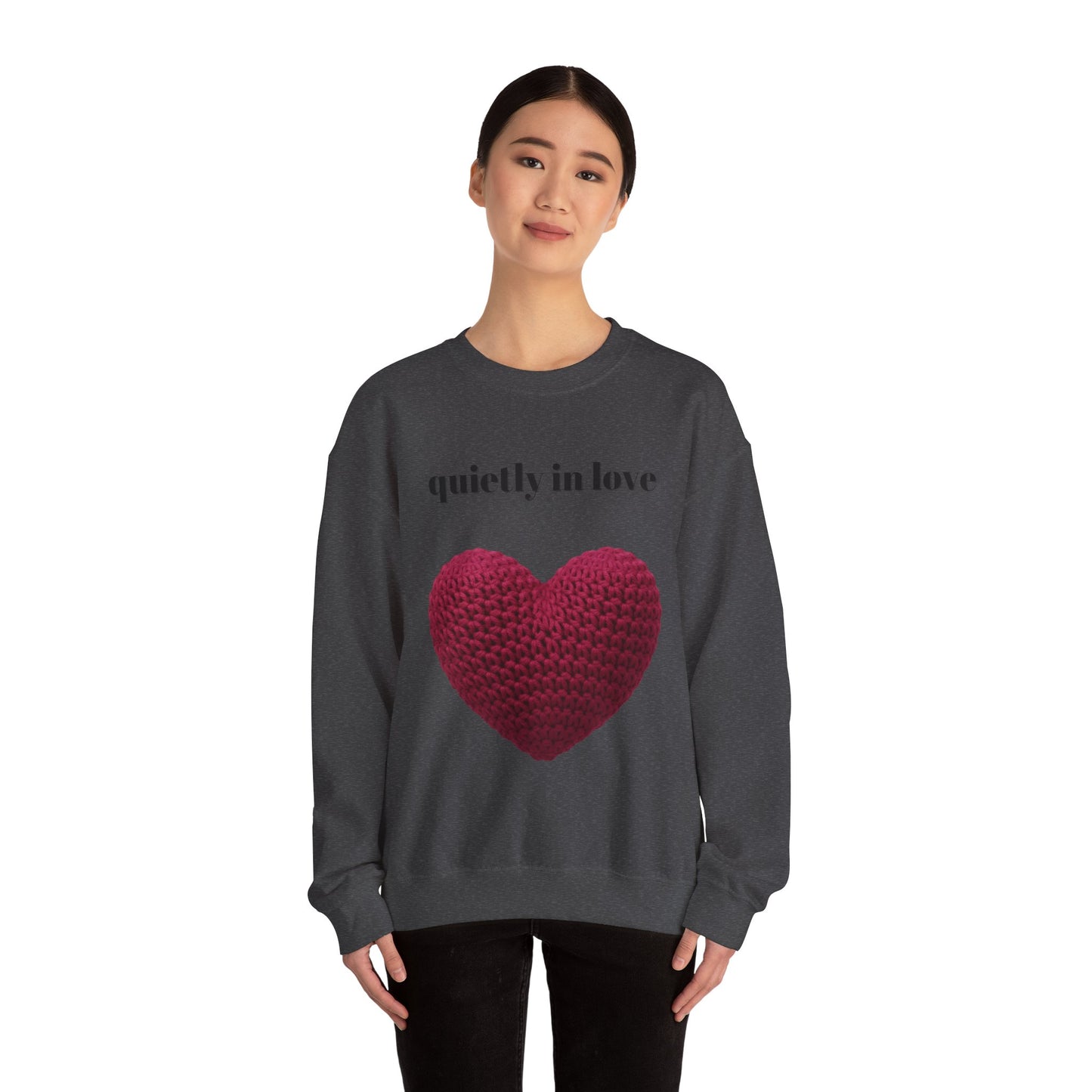 Sudadera de cuello redondo con corazón de San Valentín de Quietly in Love