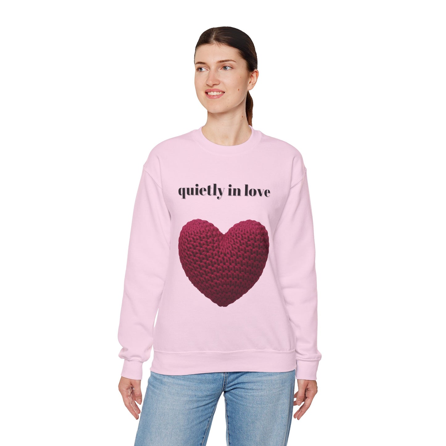 Sudadera de cuello redondo con corazón de San Valentín de Quietly in Love