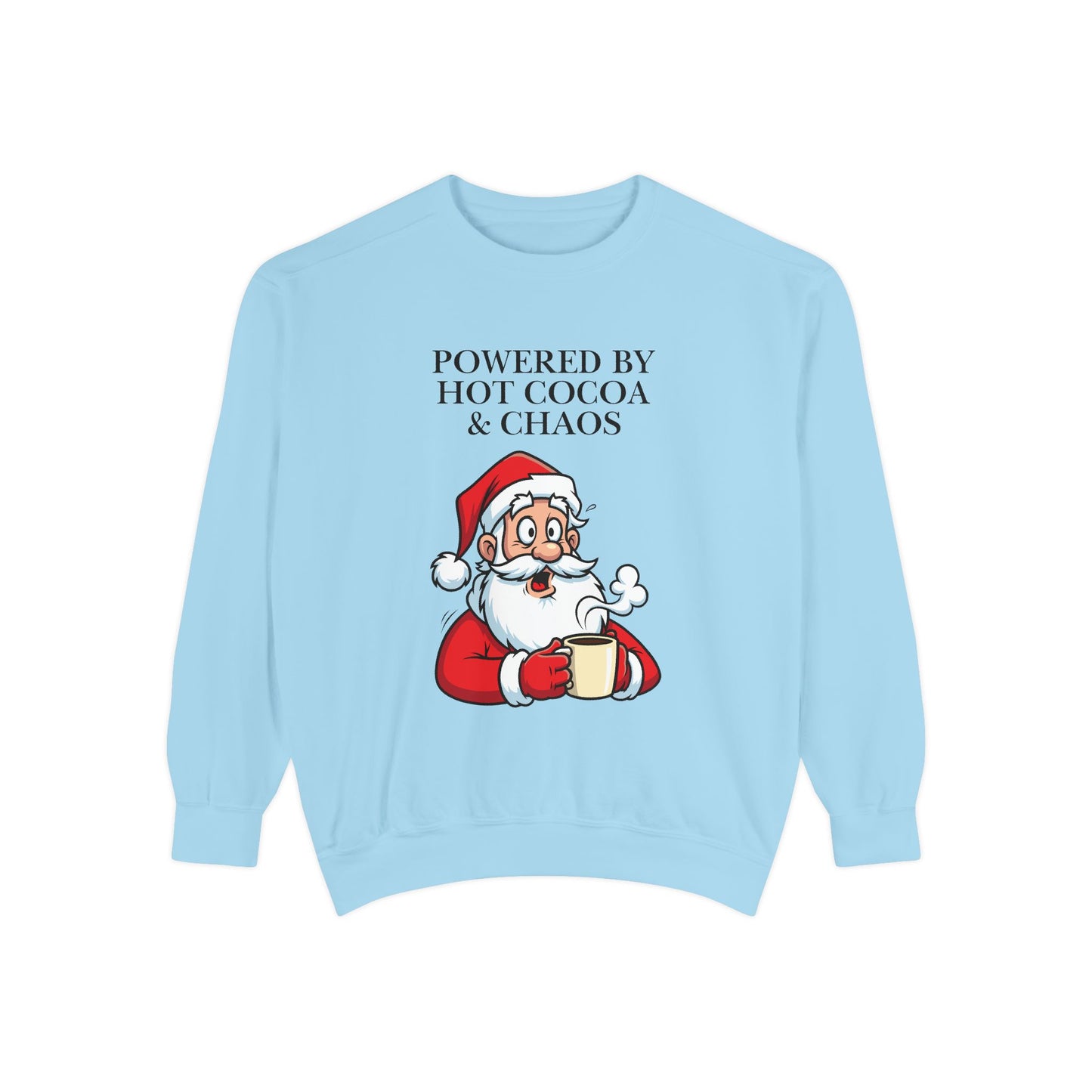 Sudadera navideña con cuello redondo y taza de Papá Noel "Powered by Hot Cocoa &amp; Chaos"