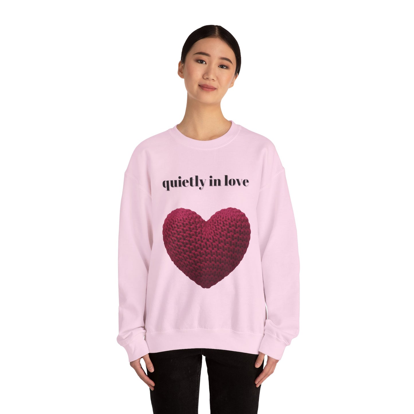 Sudadera de cuello redondo con corazón de San Valentín de Quietly in Love