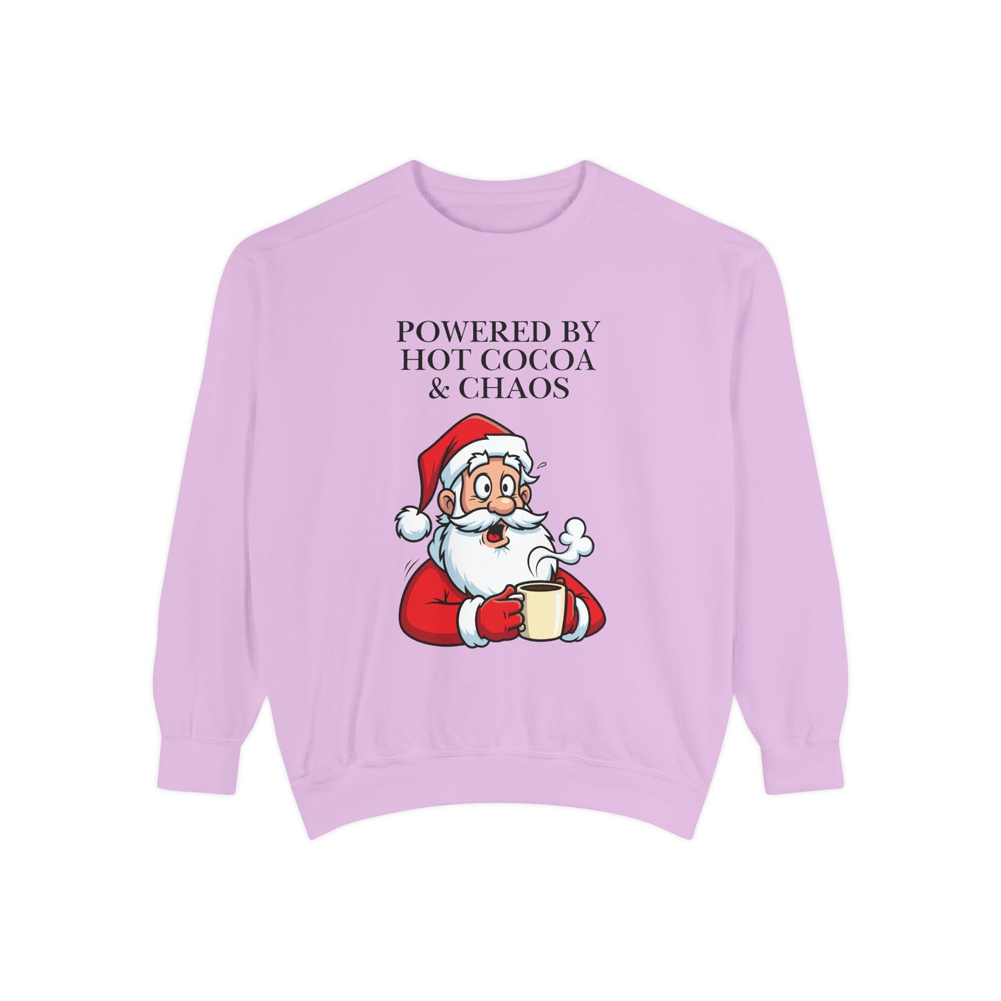 Sudadera navideña con cuello redondo y taza de Papá Noel "Powered by Hot Cocoa &amp; Chaos"