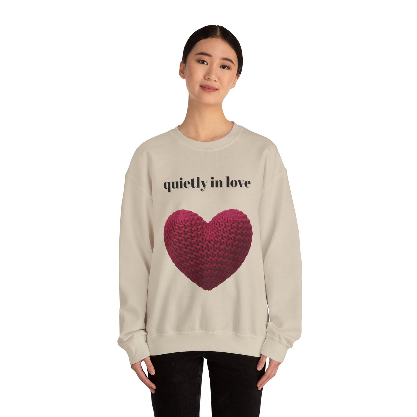 Sudadera de cuello redondo con corazón de San Valentín de Quietly in Love