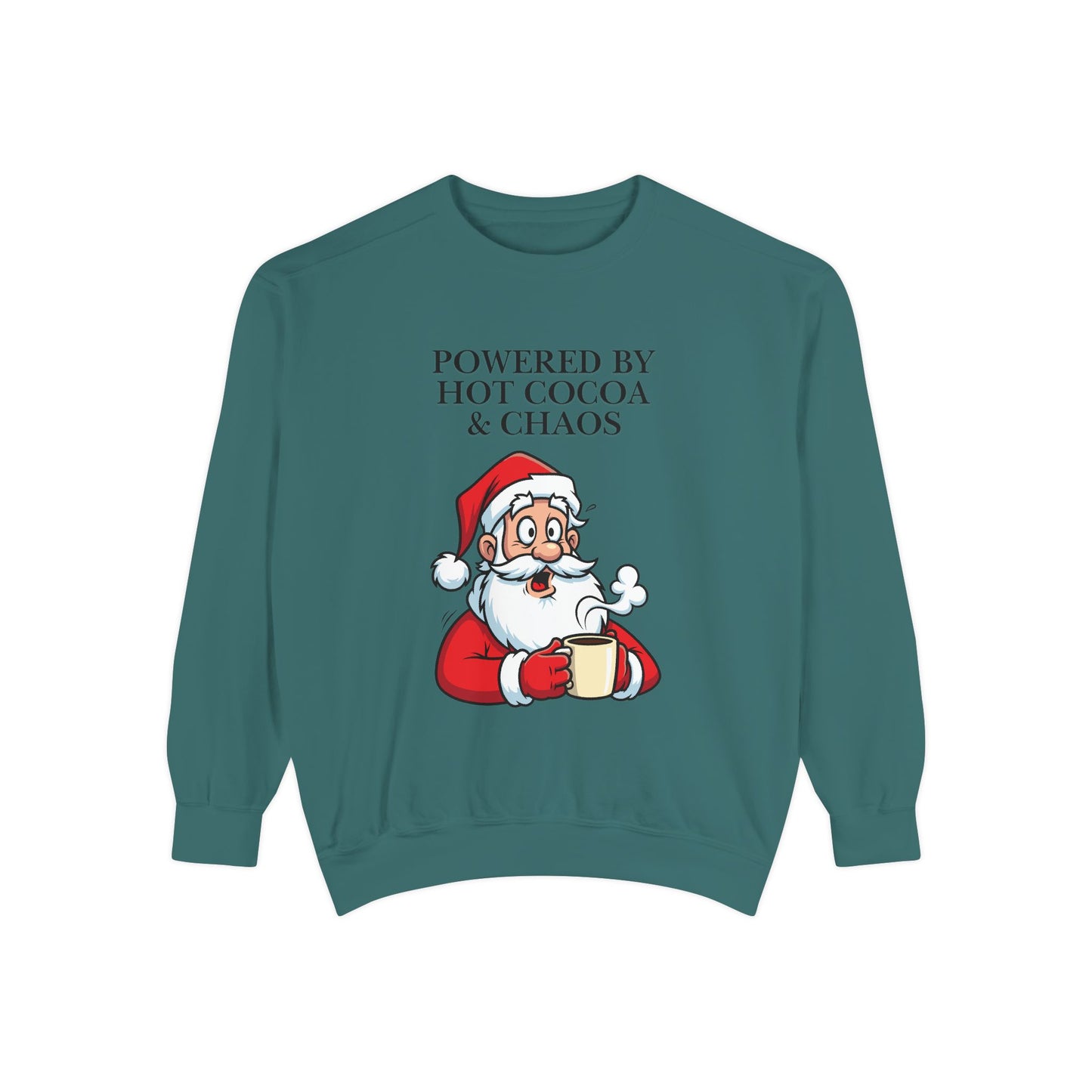 Sudadera navideña con cuello redondo y taza de Papá Noel "Powered by Hot Cocoa &amp; Chaos"