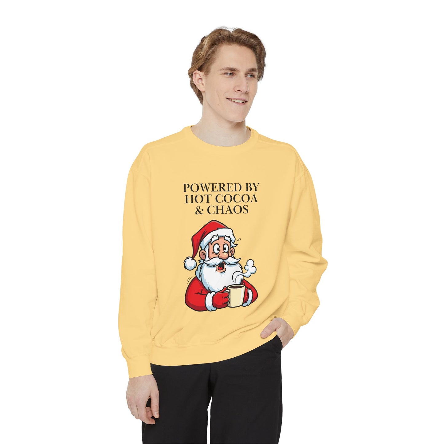 Sudadera navideña con cuello redondo y taza de Papá Noel "Powered by Hot Cocoa &amp; Chaos"