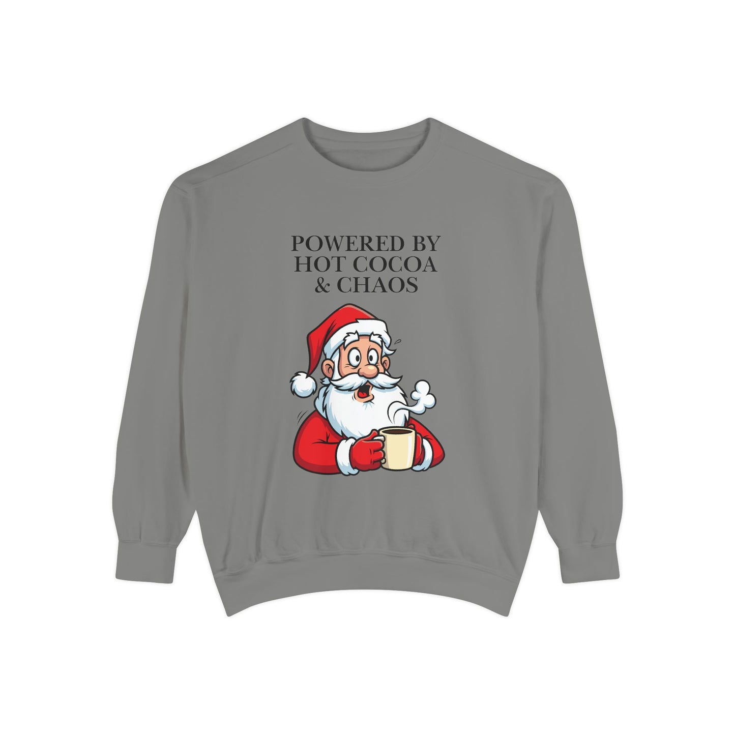 Sudadera navideña con cuello redondo y taza de Papá Noel "Powered by Hot Cocoa &amp; Chaos"