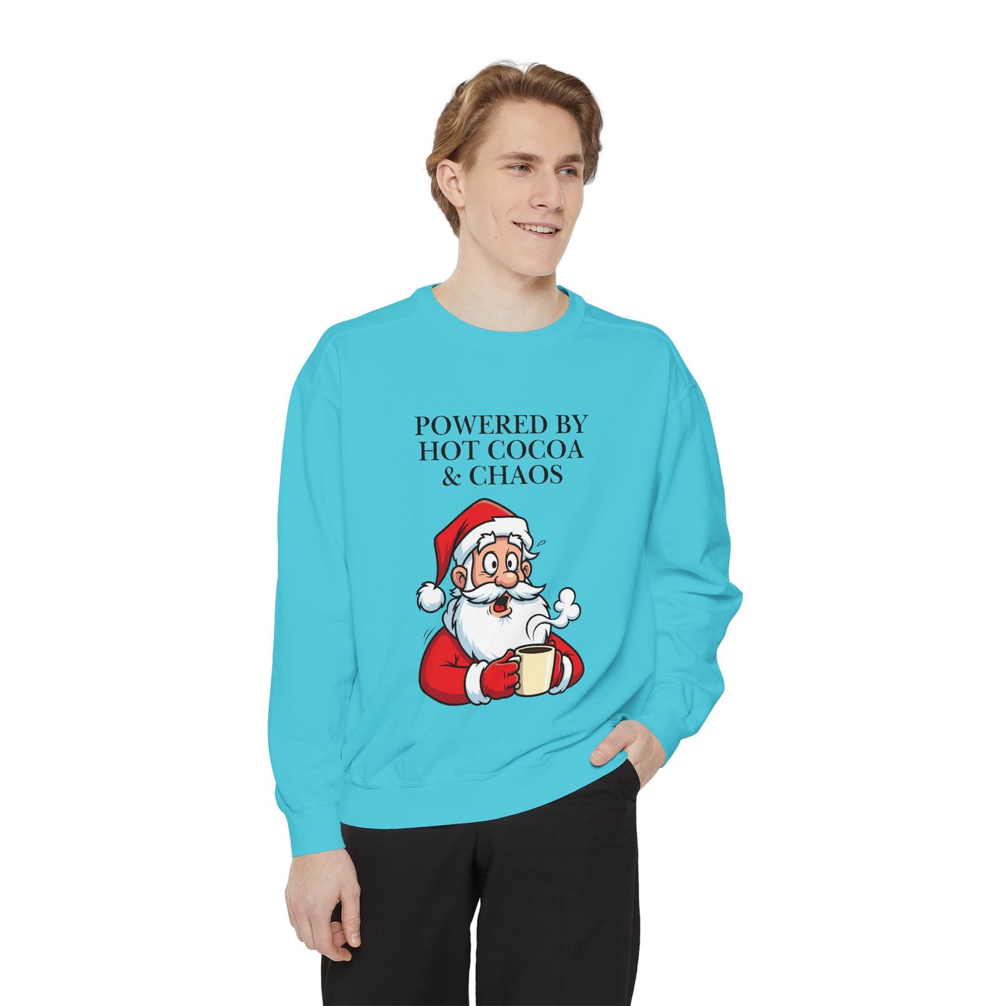 Sudadera navideña con cuello redondo y taza de Papá Noel "Powered by Hot Cocoa &amp; Chaos"