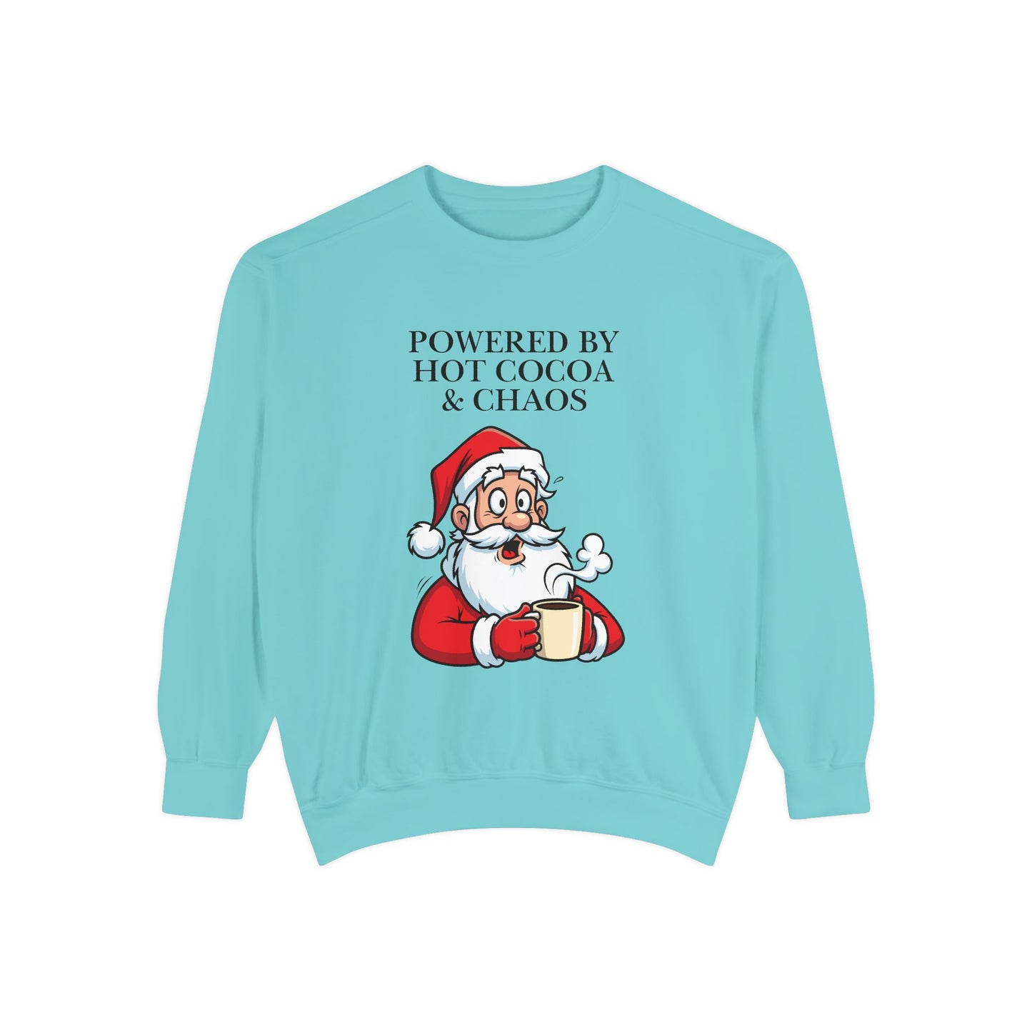 Sudadera navideña con cuello redondo y taza de Papá Noel "Powered by Hot Cocoa &amp; Chaos"