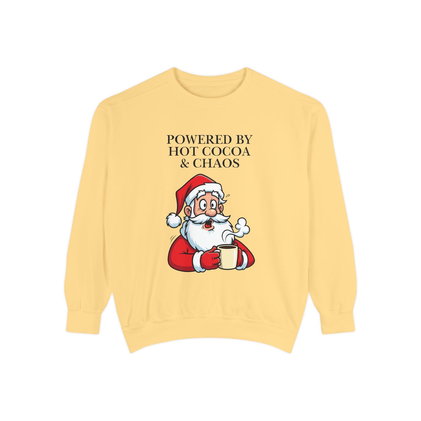 Sudadera navideña con cuello redondo y taza de Papá Noel "Powered by Hot Cocoa &amp; Chaos"