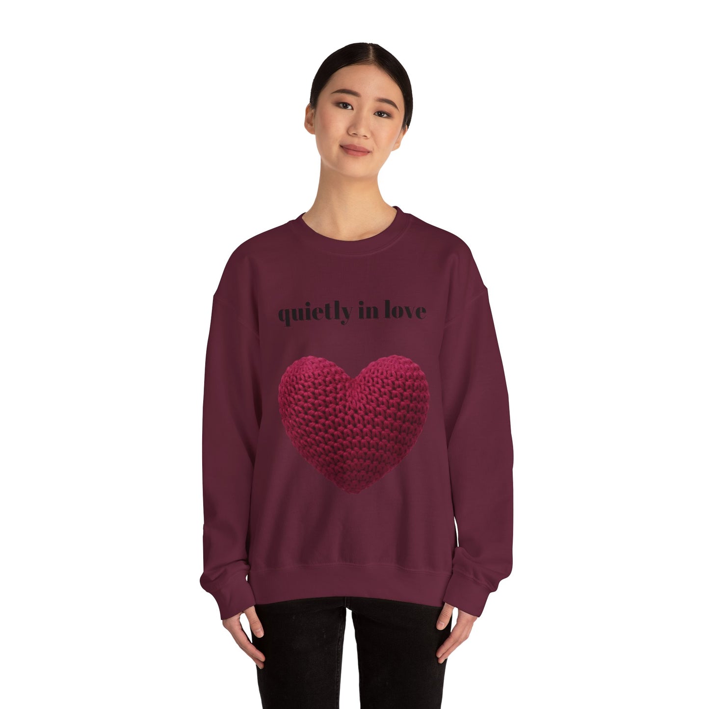 Sudadera de cuello redondo con corazón de San Valentín de Quietly in Love